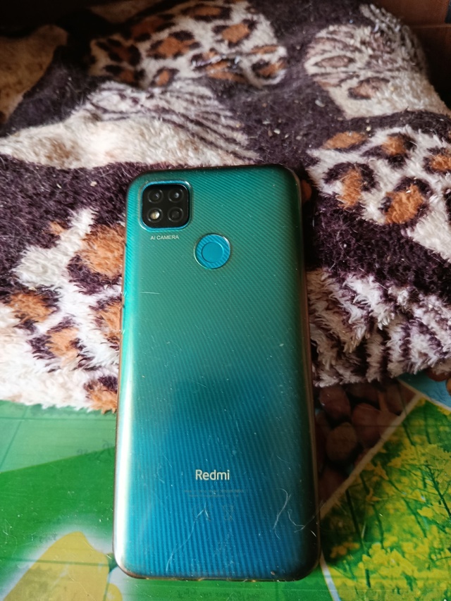 Чей телефон ?
Хозяин отзовись.
Найден сегодня утром у 6 ...