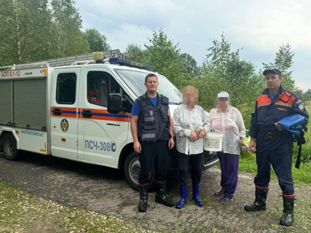 Спасатели разыскали трех пенсионерок, заблудившихся в...