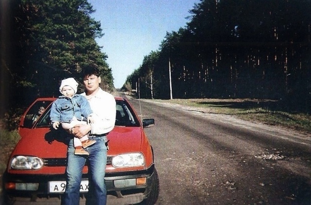 Атмосфера 90-х в фото. Знаменитости, политики и обычные ?...