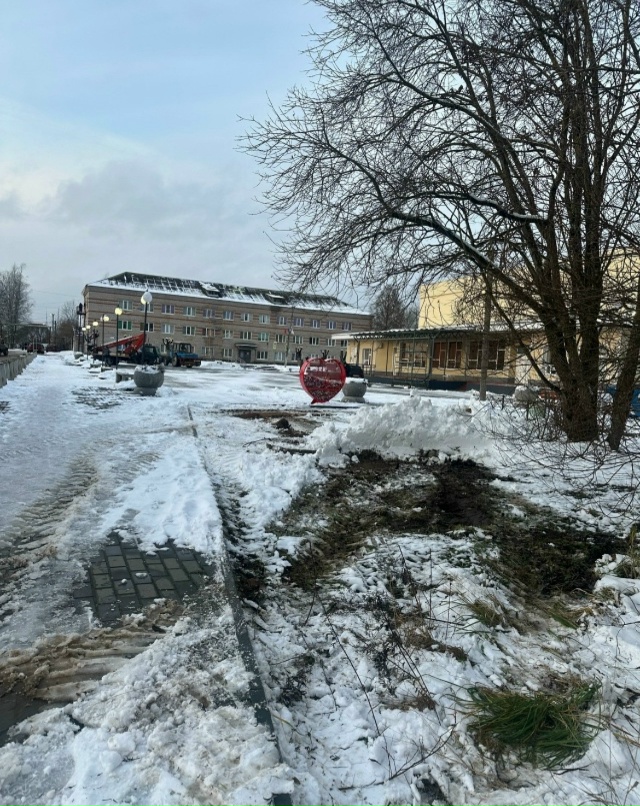 На Молодежной площади сегодня порядок наводили , снег ?...