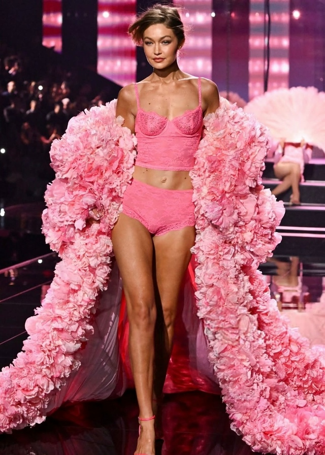 Victoria’s Secret Fashion Show 2025 🪽
Прошедший показ Victoria’s Secret в Н?...