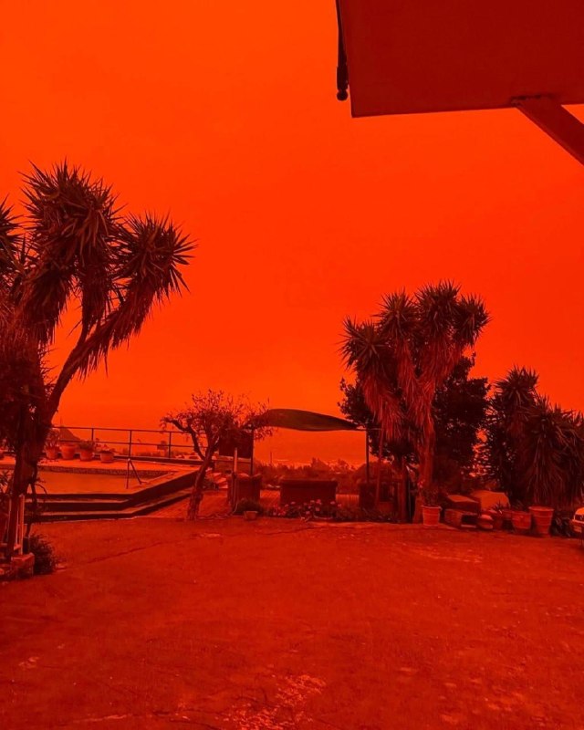 Остров Крит в Греции окрасился в кроваво-красный цвет из-за мощной песчаной бури.
Страшно K P A C