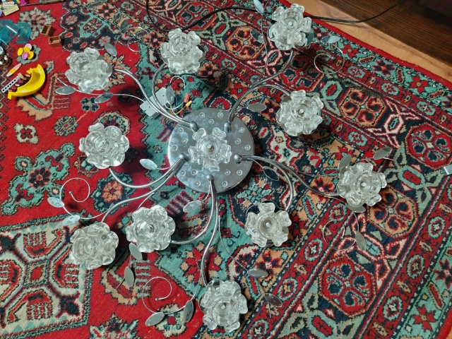 Может кому надо на запчасти или нужно поменять внутрин...