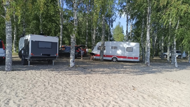 А разве можно так??? Местные оставляют машины и идут пеш...