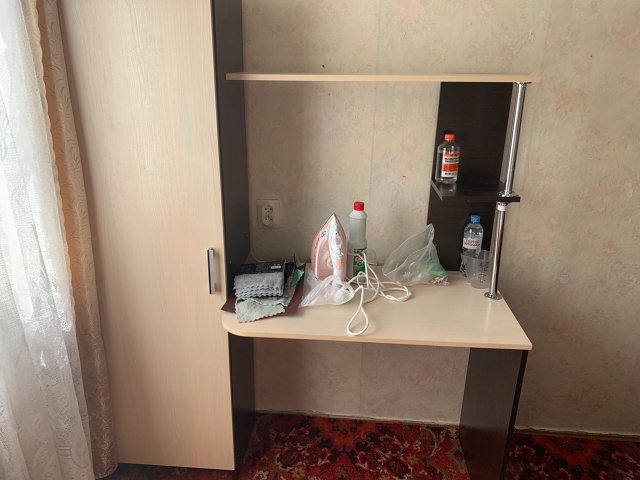 Отдам шкаф и стол, самовывоз, самовынос
