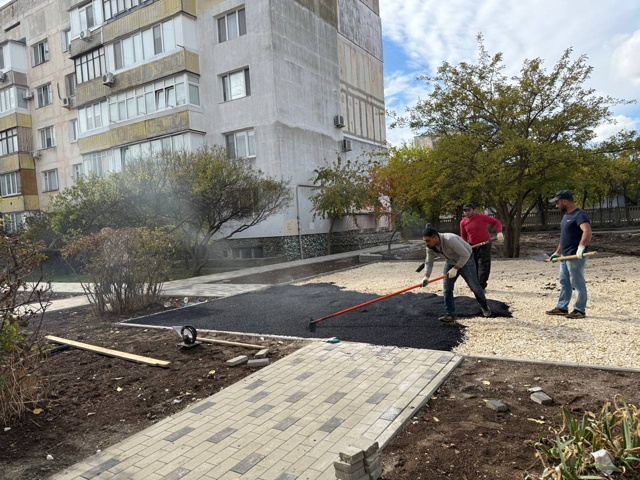 Продолжается благоустройство двора по ул. Советская, 5,...