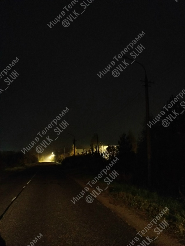 д.Клишино, не работают восемь фонарей освещения дороги...