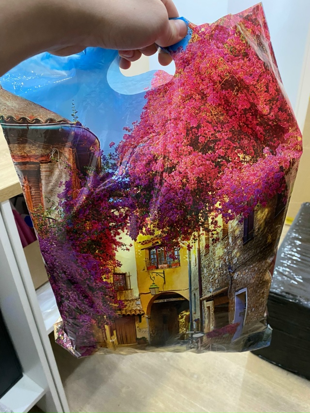 Юбилейная 2 , озон , вчера 30.10.2025 кто-то пришел с пакетом ,...