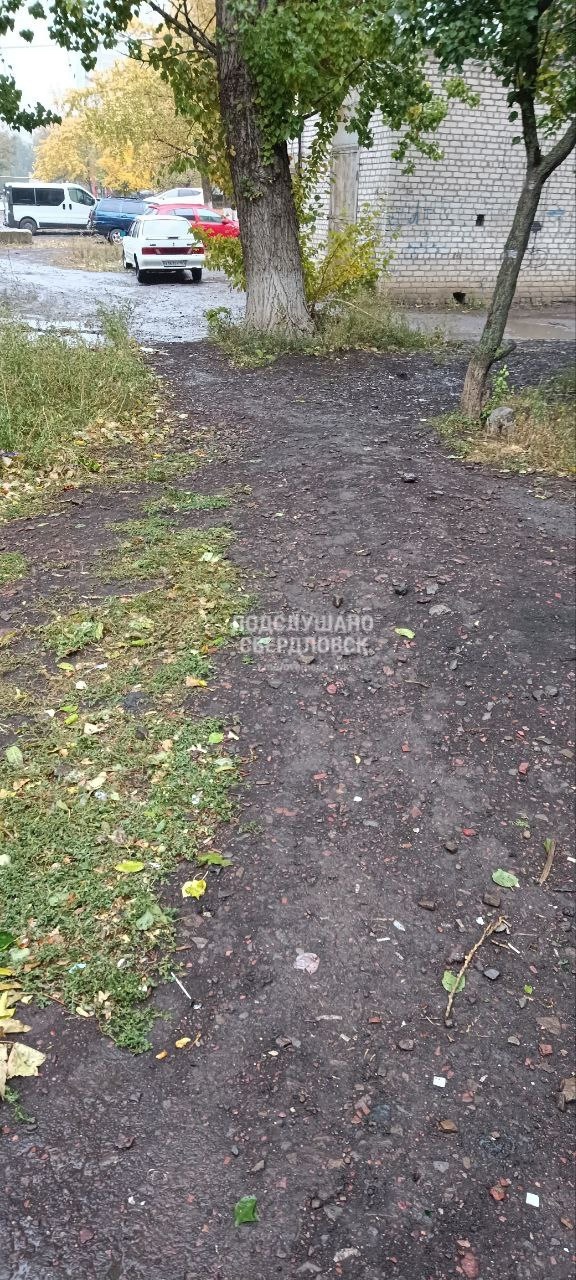 А вы видите тротуар? Нет? А он здесь есть был. Мало того, ...