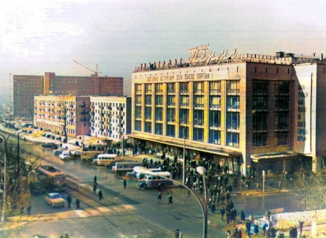 Перекрёсток у ЦУМа в 1971 году
Обратите внимaние: остано...