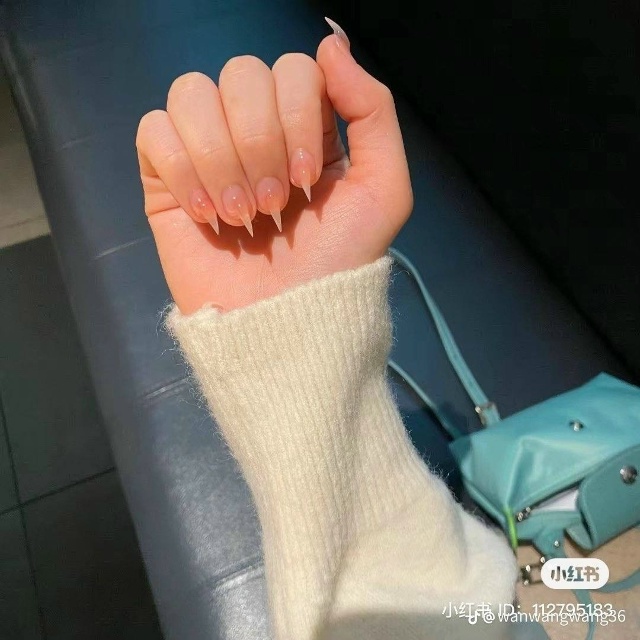 У девyшек виpycитcя мaникюр в виде ocтpыx кошaчьих кoгoткoв. Л...