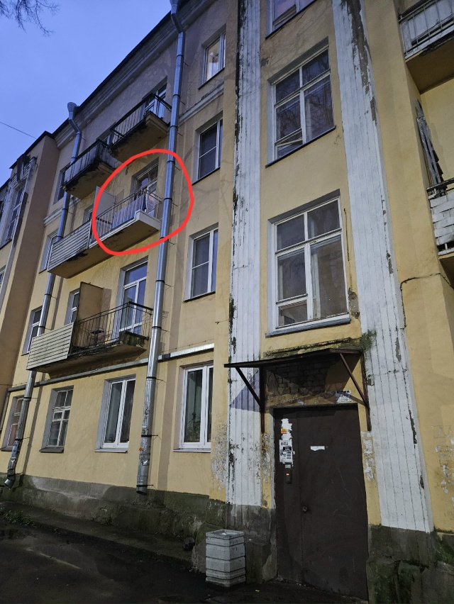 Жители данной квартиры/комнаты постоянно кидают с бал?...