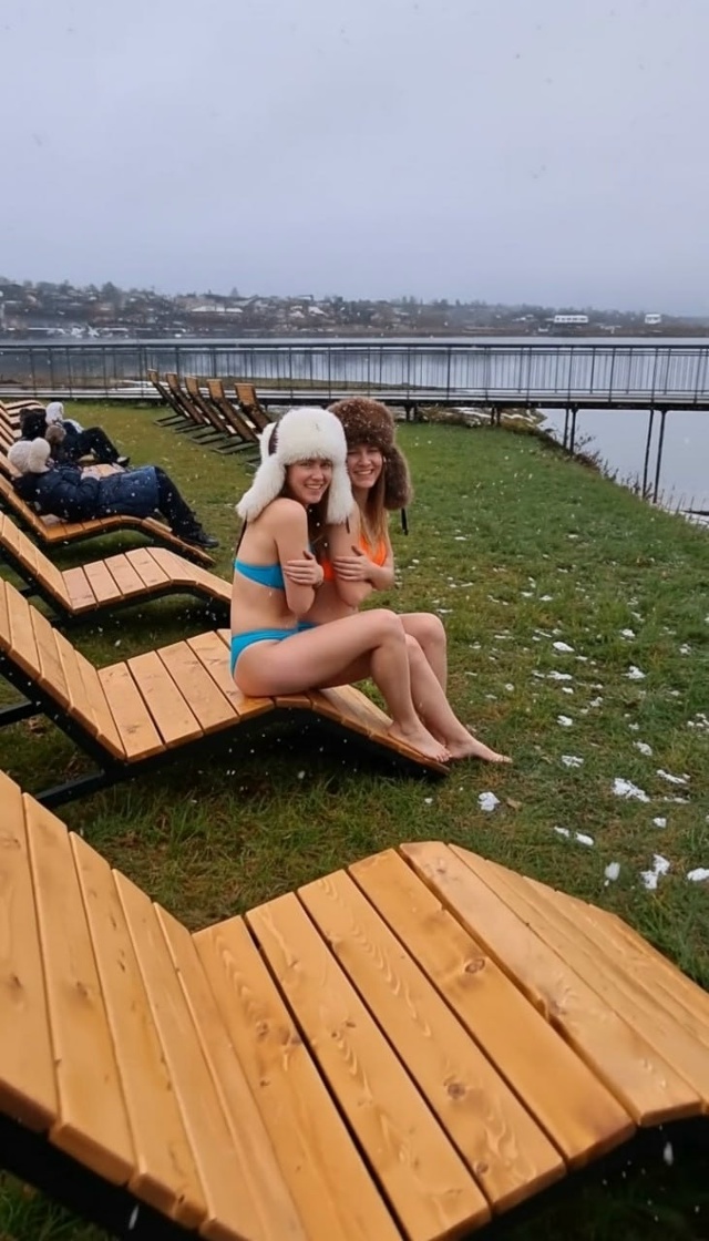 🏖 На набережной в Лысьве в ноябре установили шезлонги...