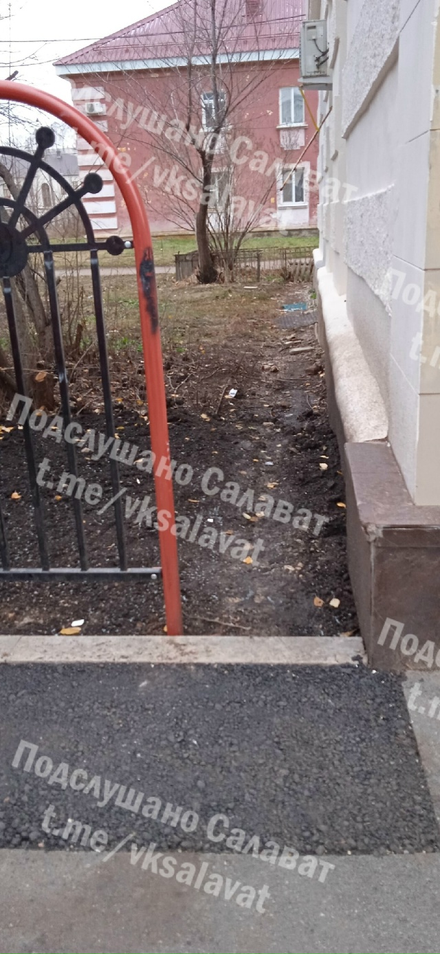 Между домом и забором оставили проход. Для чего?
Не дум...