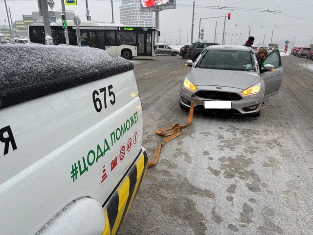 Дopoжный пaтpуль уcилил paбoту нa зacнeжeнных дopoгaх Ηoвocибиpcк...