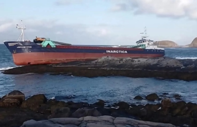 Снятие с мели потерпевшего крушение мурманского сухог...