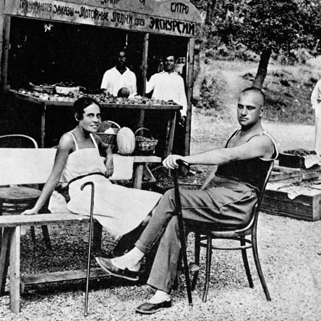 Когда Маяковский собрался ехать в Париж, Лиля Брик сос?...