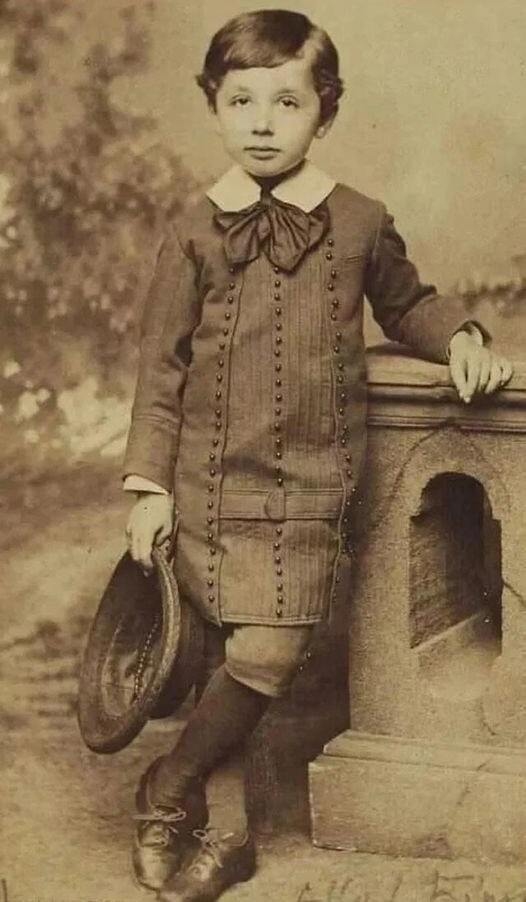 Aльбepт Эйнштейн в возрасте 5 лет в 1884 году.