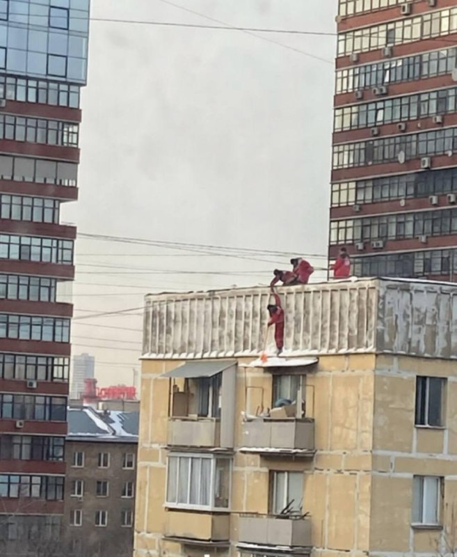 Суровые московские коммунальщики чистят снег без страховки.
Один бедолага спустился на козырек балк
