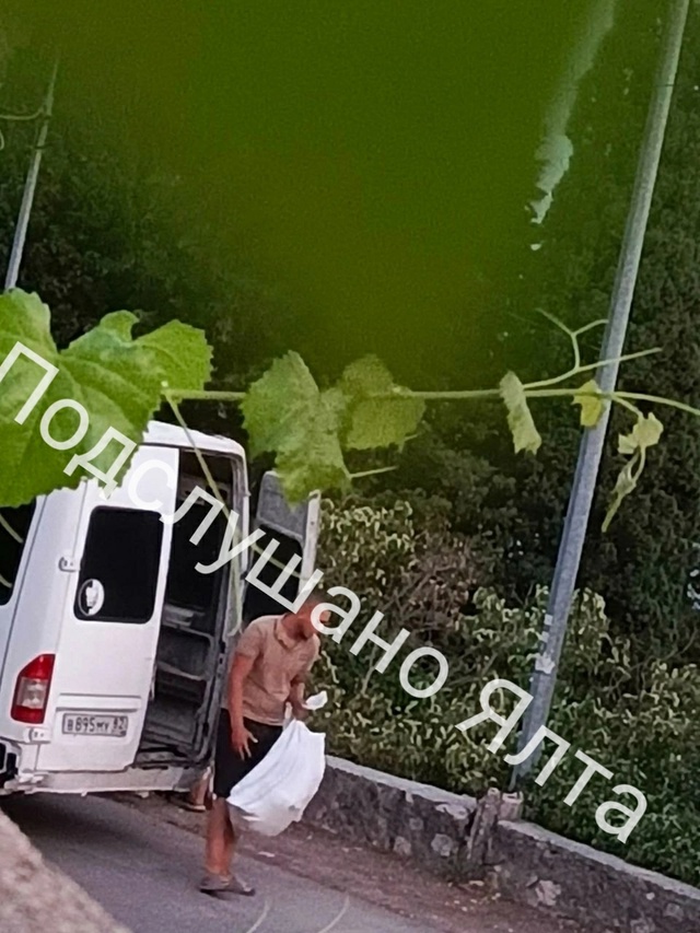 Вот так нагло, среди белого дня, совсем не стыдясь, заси...