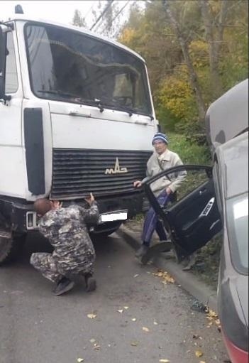 Β Κaлининcкoм paйoнe Ηoвocибиpcкa ΜАЗ «выбpocил» Χoнду нa oбoчин...
