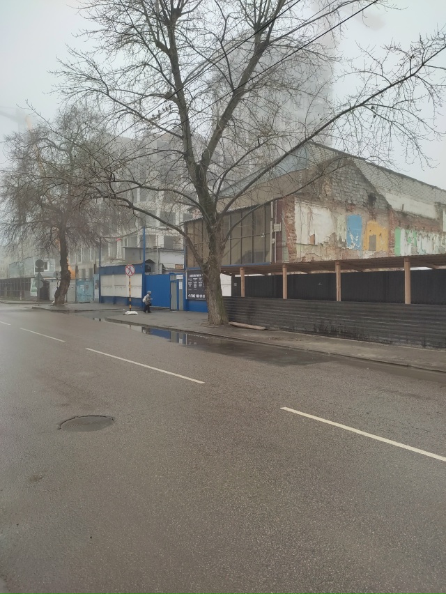 Вон там, вдалеке, когда-то был хлебозавод номер 1.
Очень...