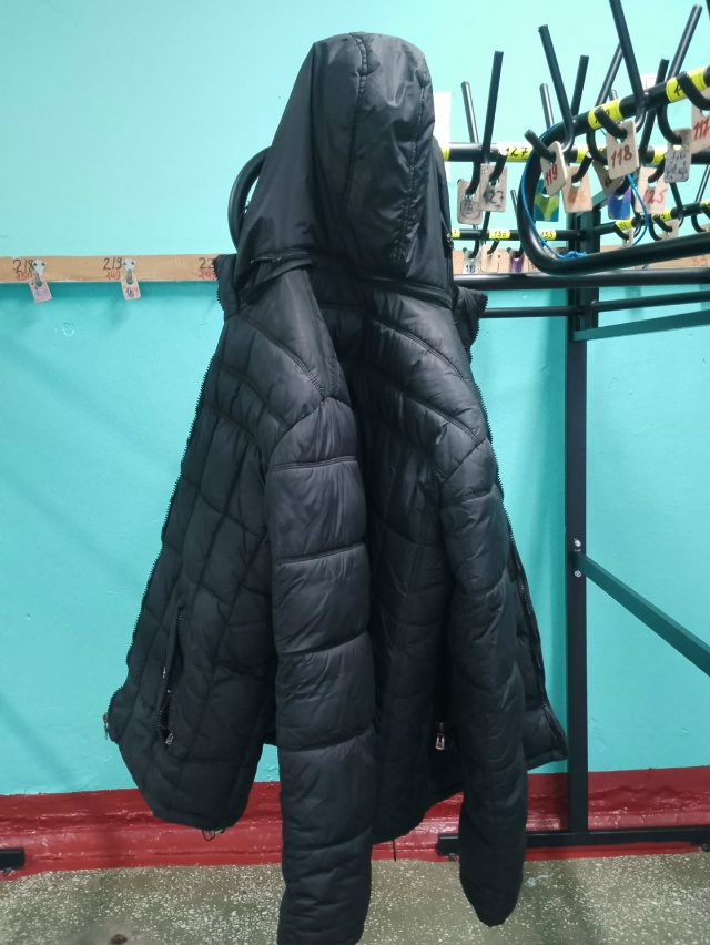 Здравствуйте, в школе №1 в раздевалке оставлены позавч...