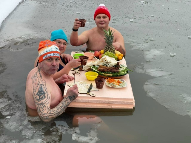 Ничего необычного, просто пермские моржи трапезничают...