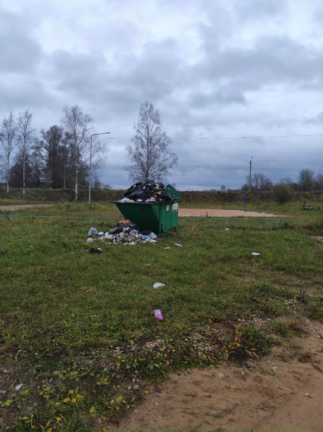 Неужели это не в ведомстве администрации? С площадки у ...