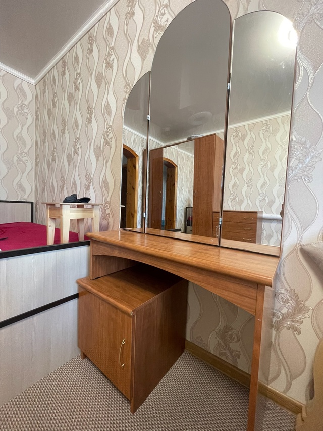 Продается :
Шифоньер ,
Высота - 2,20
Длина - 1,65
Ширина - 0,60
Ц...