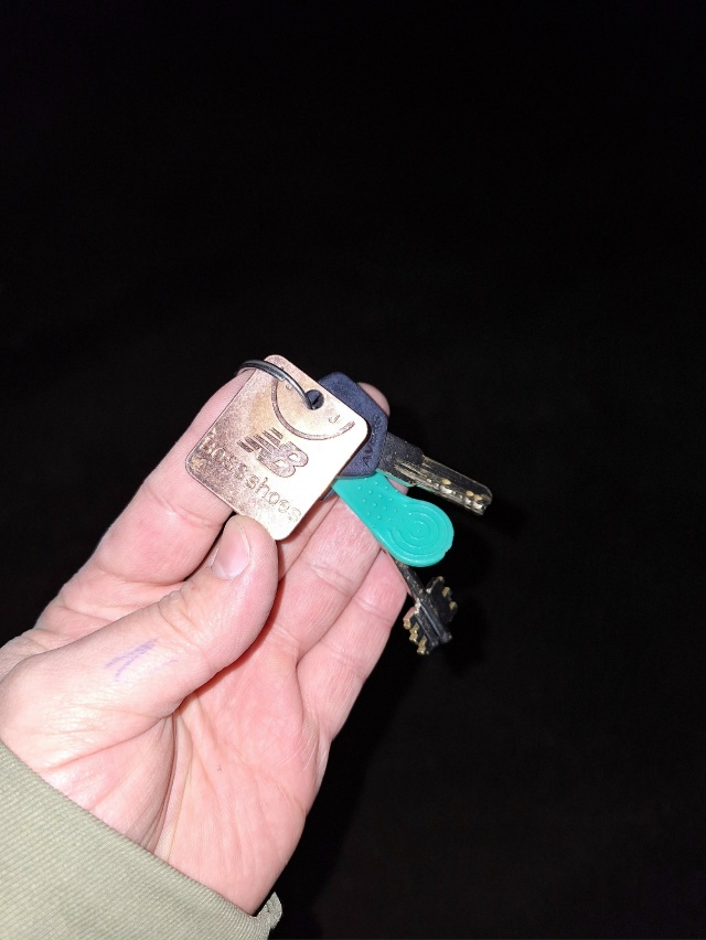 ДОБРО
Кто потерял ключи?
Лежали на лавке по адресу Мая...