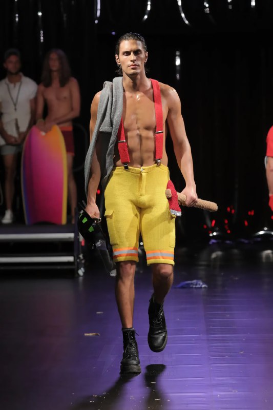 На показе мод в Нью-Йорке представили одежду из гейской шерсти
Это не ошибка и не рофл: шизоактивис