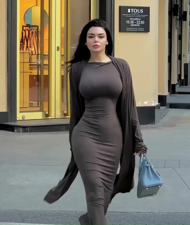 Девушка идёт на заднем плане — и по её лицу всё ясно.
Н?...