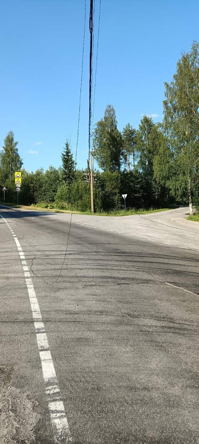 Лежит провод на дороге . Пиндуши ул. Кирова