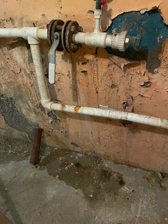 Вот в таком состоянии находится тепловой узел в доме 7 ?...