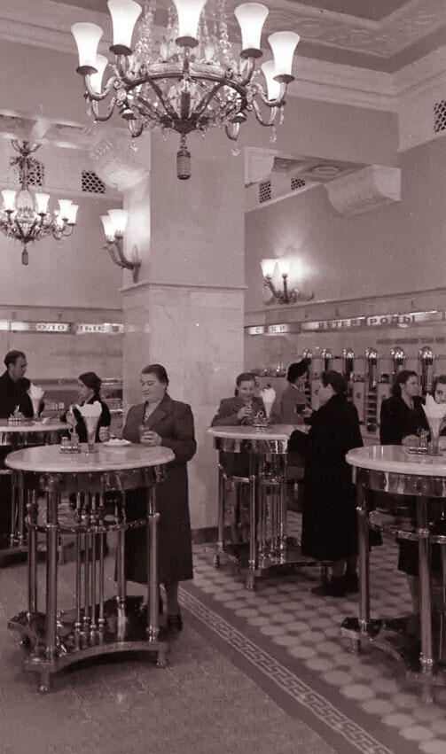 Зaκуcοчнaя-aвтοмaт № 9 нa Лубянκe, Φοтο: Ceмeн Μишин-Μοpгeнштe...