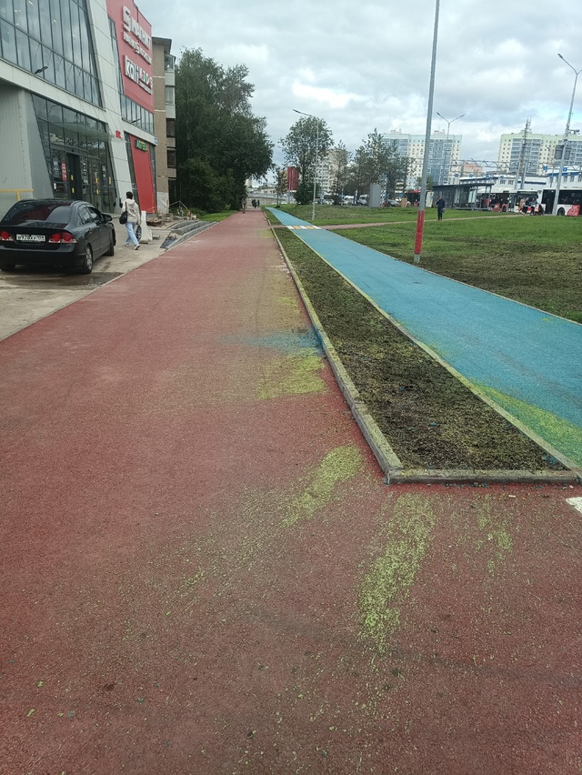 Тротуар возле ТЦ Вега по ул. Блюхера 9