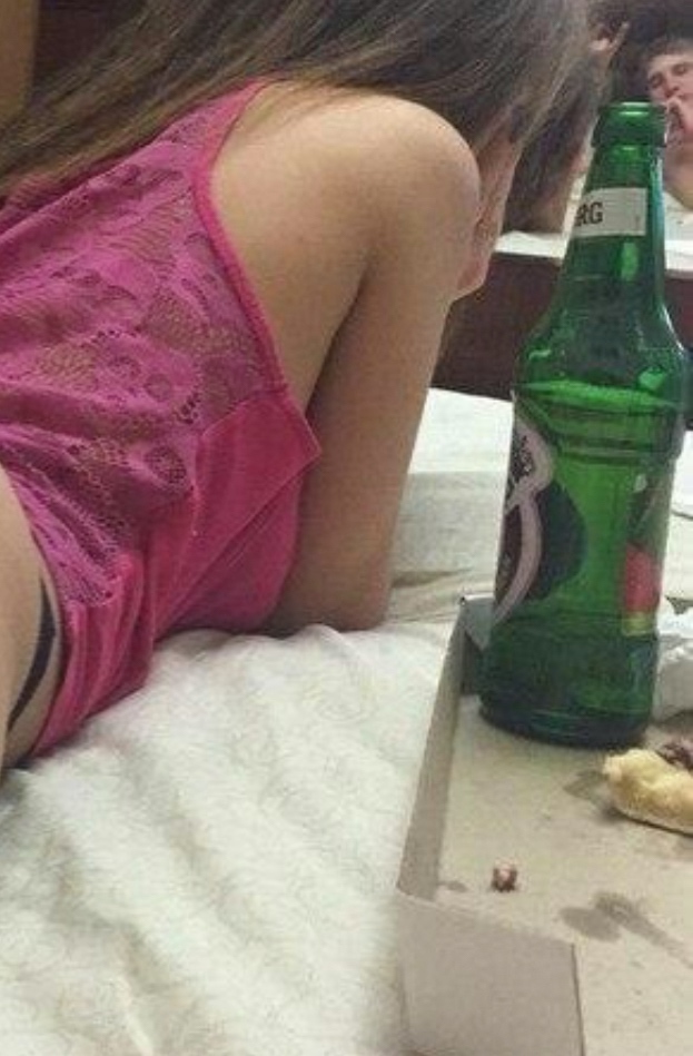 На кровати остались лишь огрызки …
От этой дамы?