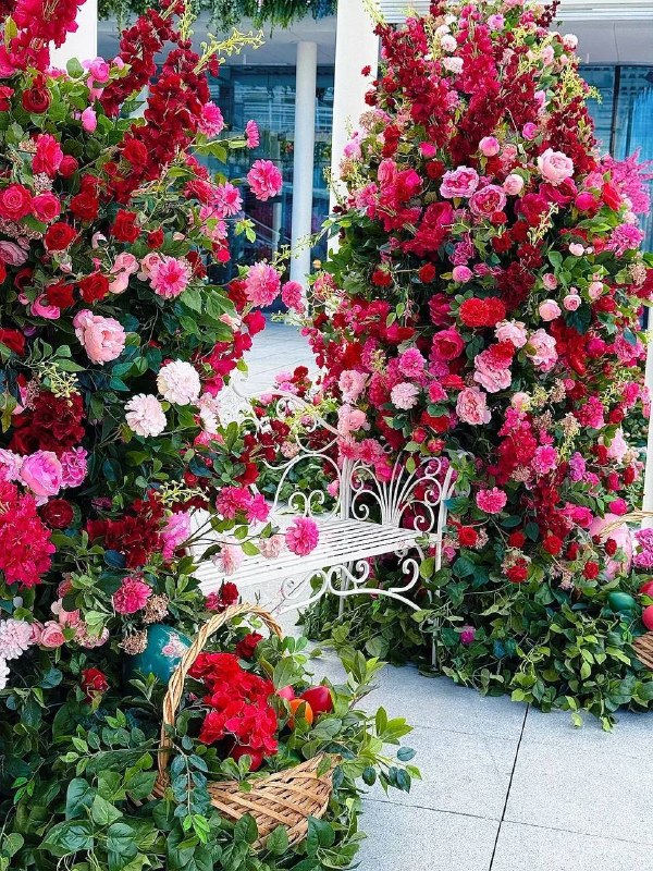 Ой, ну какая красота на Пушкинской набережной! Там и новые фотозоны с цветочками появились — прям ле