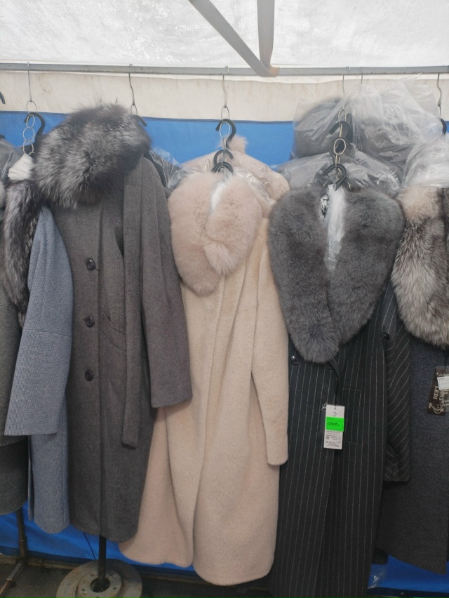 На территории Октябрьского рынка по ул. ЛОПАТИНА Д. 11 с ...