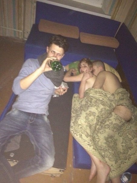 А я один, почему ты думаешь, что я не счастлив?
Парень о?...