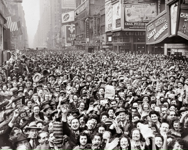 Жители Нью-Йорка празднуют капитуляции нацистской Гер...