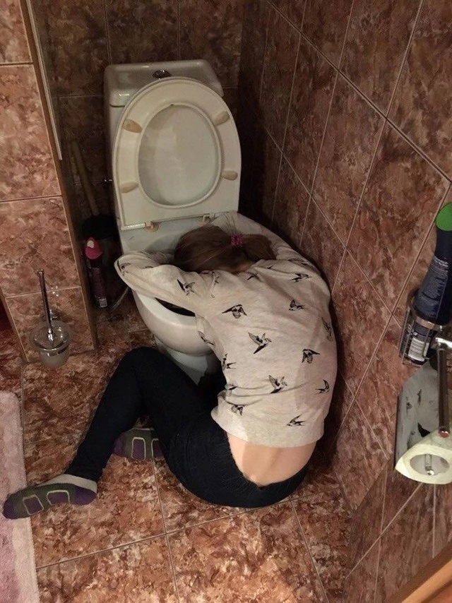 Обычные случаи, когда девочки попадают на вписки
Заче?...