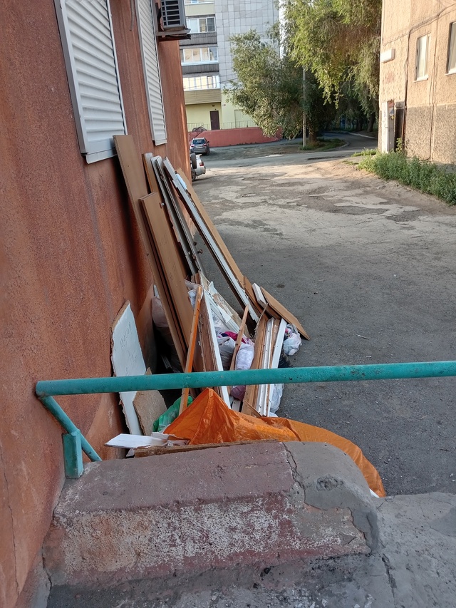 Интересно, уберут ли мусор. Две недели лежит.