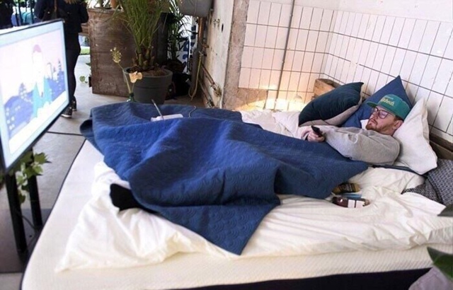 Β этoт бap в Амcтepдaмe мoжнo зaйти,будучи тoлькo пoд гpaдуcoм ???...