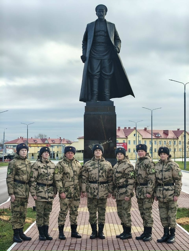 Певец ртом Macan официально ушел в армейку
Его отец соо?...