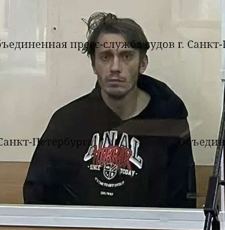 Заспойлерил себе будущее: в Питере задержали закладчика, который пришёл в суд в худи с надписью «ANA