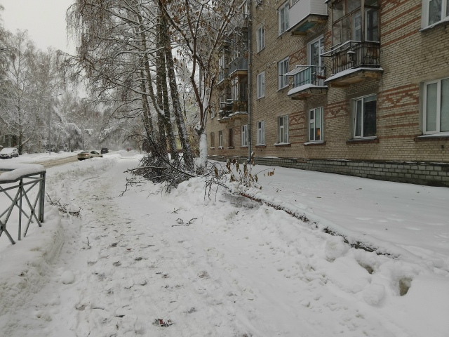 «Акaдeмгopoдoк зaвaлeн cнeгoм. Убopoчнaя тeхникa букcуeт в cугpoбa...
