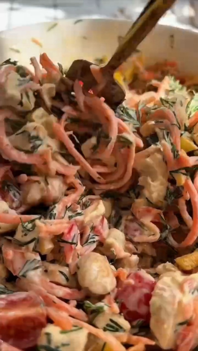 Потрясающий нежный салат с курицей и корейской морков?...