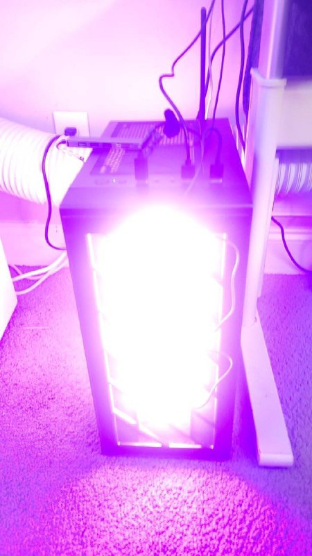 Парнишка обратился на геймерский форум с проблемой: его ПК стал настолько ярким, что буквально выжиг